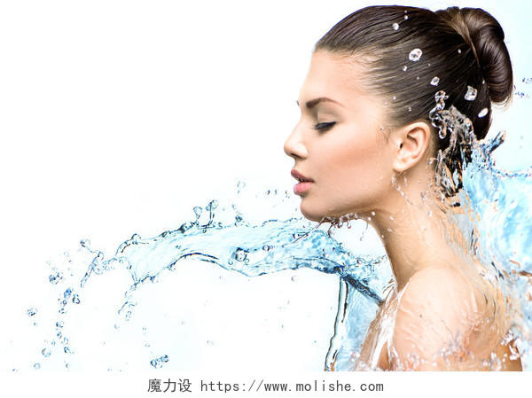 漂亮的模特的女人在她手中溅起的水面部补水